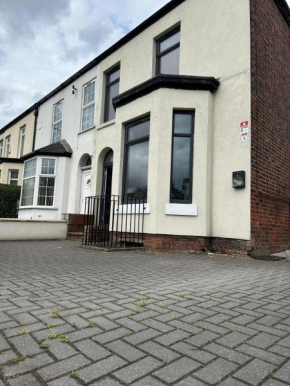 Cozy Manchester House - Stay with Host Onsite